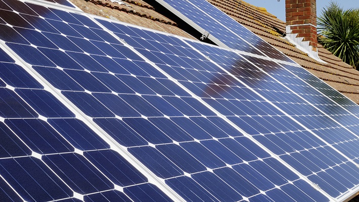 Zonnepanelen bovenop een schuin dak